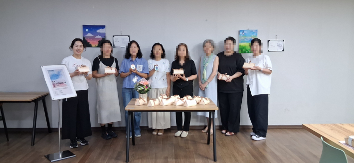 강사와 수업 참가자들 단체사진