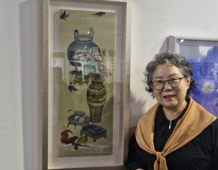 모란이 예뻐서(72×30cm 한지에 동양화 물감 2024) 설정애 작가의 작품이다.
