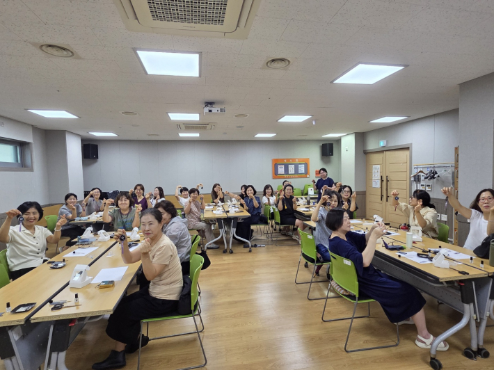 ▲ 노인맞춤돌봄서비스 심리지원프로그램 '자개키링만들기' 진행 사진 2