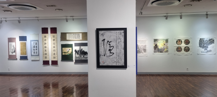 왼편 한국 작가 작품, 오른편 중국 작가 작품