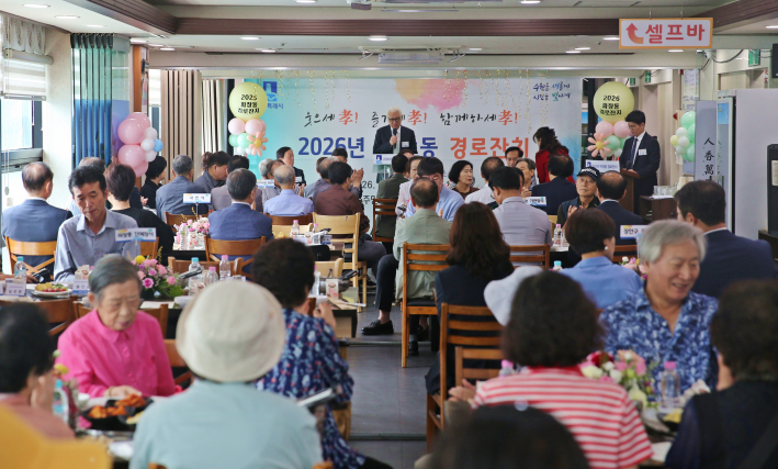 2026년 파장동 경로잔치 메인행사장에서 정성윤 주민자치회장이 개회사를 하고 있다.
