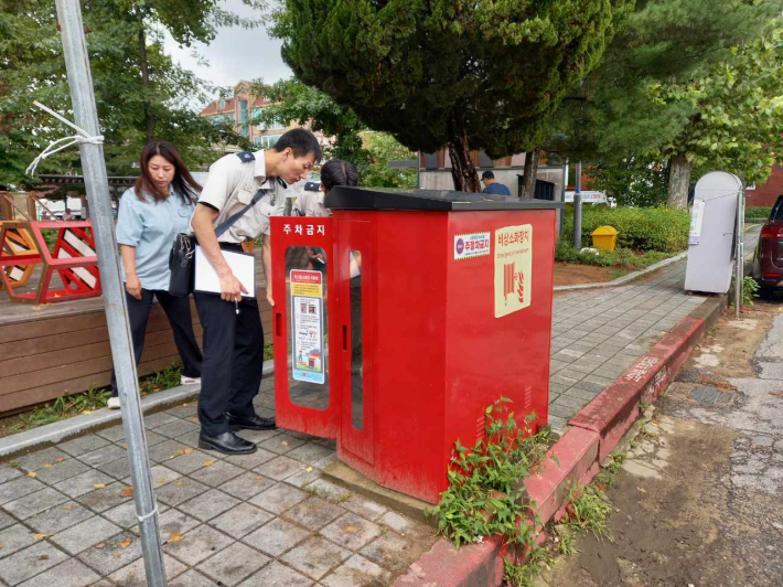 화재예방 시설을 둘러보고 있다. 