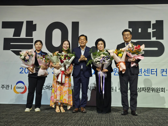 양성평등상 수상자들이 기념촬영을 하고 있다.