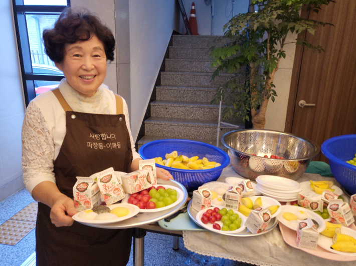 자신도 초청받은 어르신이면서도 기꺼이 앞치마를 두르고 봉사에 나선 이금자 통장