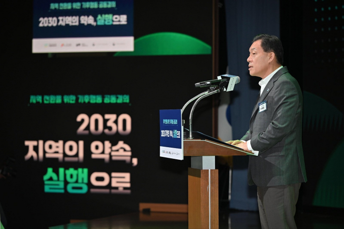 사진2)이재준 수원시장이 개회사를 하고 있다.    