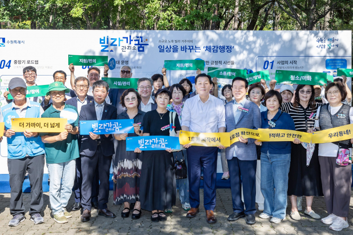 사진2)이재준 수원시장(오른쪽 5번째)이 주민들과 함께하고 있다.    