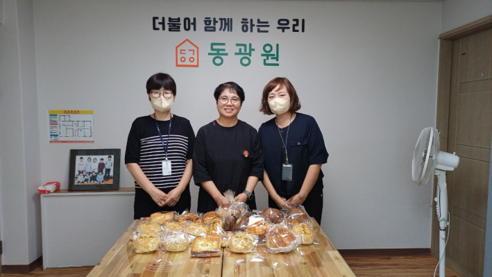 사회복지시설 '동광원'에 기부받은 빵을 전달하고 있다.