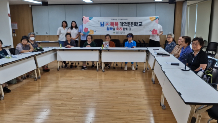즐거운 얼굴로 입학식 사진을 찍고 있다