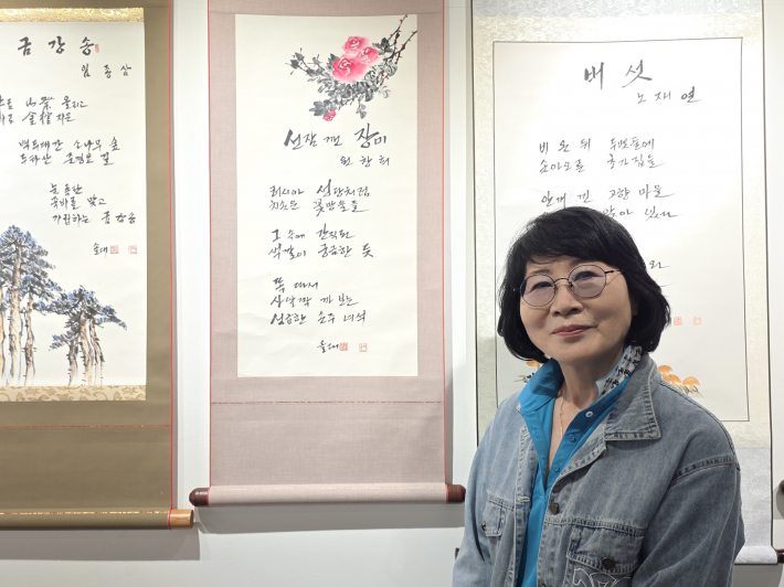 원창희 작가의 「선잠 깬 장미」는 꽃망울에 깃든 순수한 열정과 서정을 감각적인 시어로 풀어냈다.