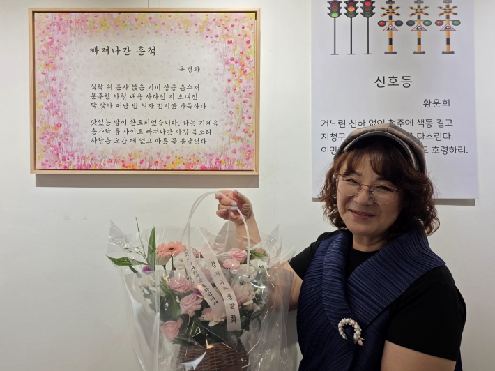 목경화 작가는 분주한 일상 뒤에 남겨진 빈자리와 그리움을 꽃잎의 이미지와 대비해 은은하게 표현했다.
