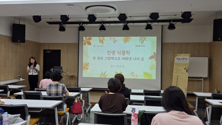 매여울도서관 박지예 사서 모습