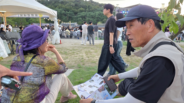 친구의 이야기를 듣고 부인과 함께 공연장을 찾았다는 권선동 주민이 인터뷰에 응하고 있다.