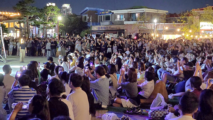 선선한 가을밤 가족과 연인, 친구, 어르신들이 한자리에 모여 음악을 즐기는 모습이다.