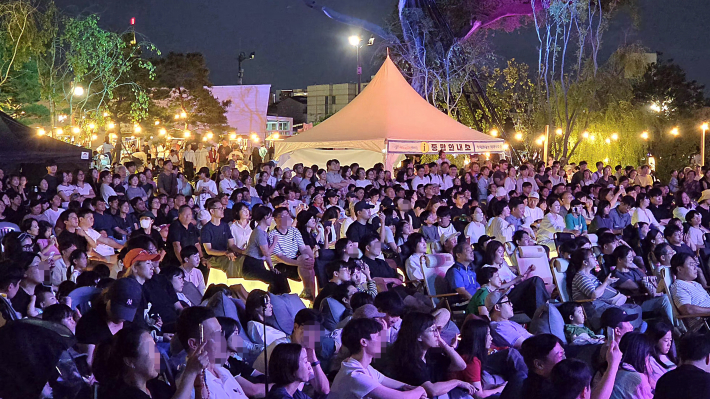 선선한 가을밤 가족과 연인, 친구, 어르신들이 한자리에 모여 음악을 즐기는 모습이다.