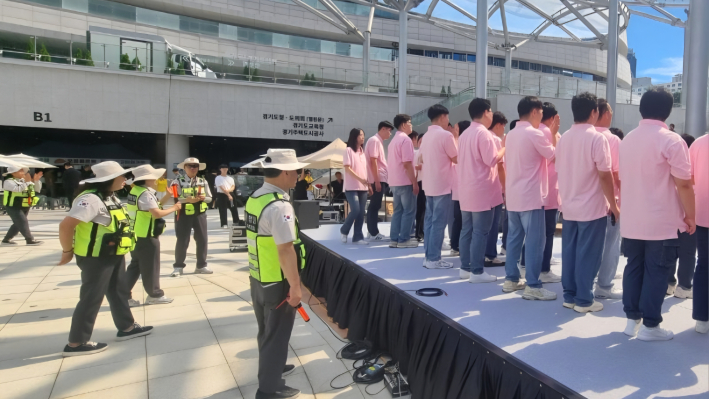 1부 공연은 장애인 합창단의 아름다운 무대로 시작(광교자율방범대원들이 안전활동을 하고 있다)