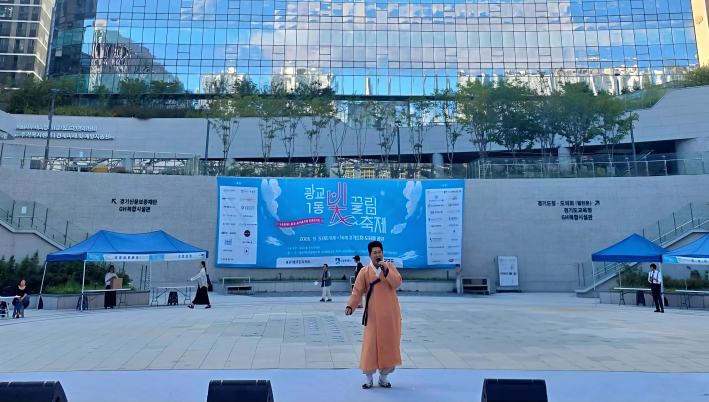 남상일 국악인이 멋진 국악 무대를 선보이고 있다.