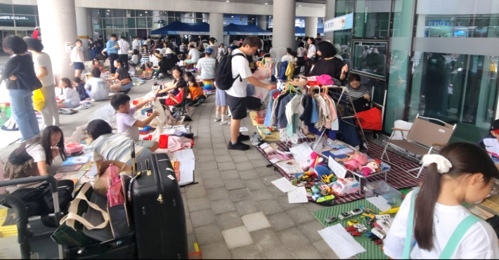 주민자치센터 수강생들이 정성껏 준비한 작품전시가 마련돼 방문객들의 눈길을 끌고 있다.  