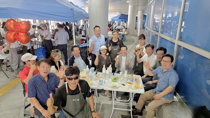 광교1동 지역 상인들이 축제에 힘을 보태며 교류하고 있다.
