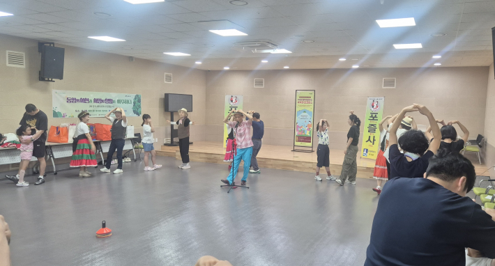 부모와 자녀가 사랑의 마음을 몸으로 표현하고 있다.