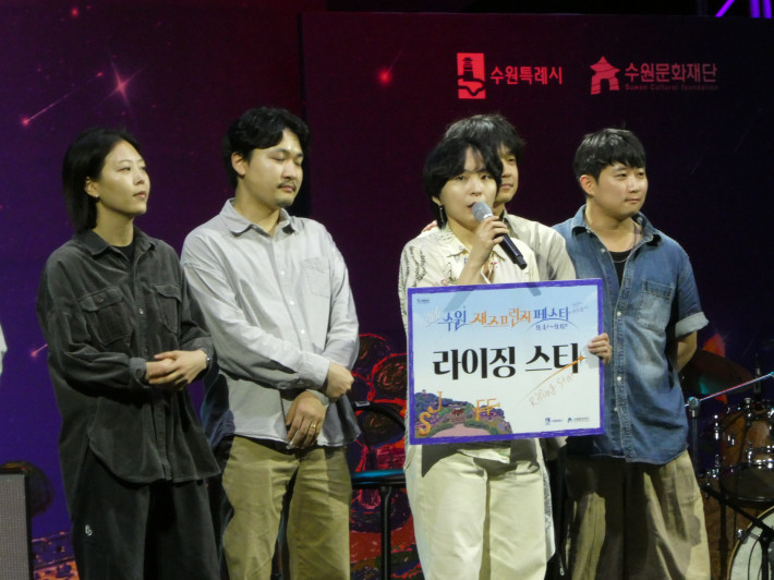 시상 후 소감을 말하고 있는 김연송 재즈 바이올리니스트