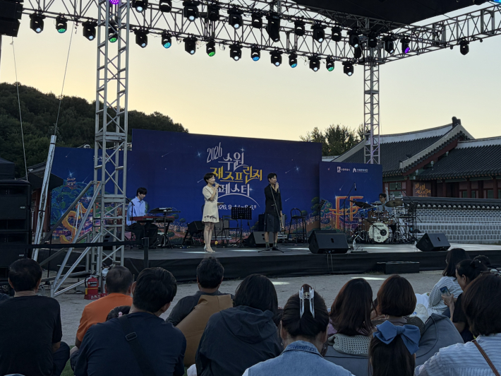 인터뷰하는 '알케드'의 모습