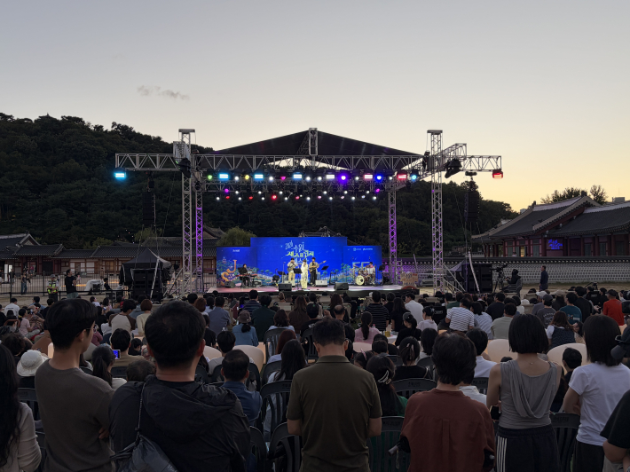 김연송 Jazz Violin Quintet의 공연을 보는 관객들의 모습