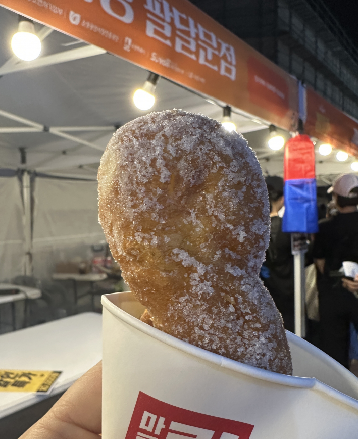 시민이 직접 구매한 꽈배기빵을 들어 보이고 있다.