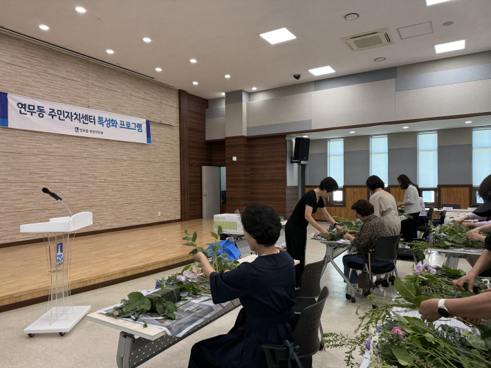 연무동 주민자치센터 프로그램의 일환으로 샤방샤방 사방형 꽃꽃이 프로그램을 진행했다.
