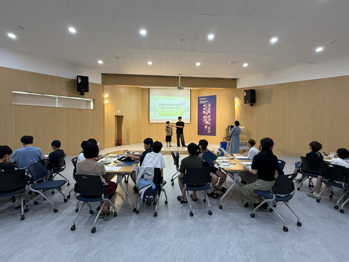 '사춘기 몽정캠프'에 참여한 초등학교 4~6학년 남자 어린이들이 사춘기 신체 변화에 대해 배우고 있다.
