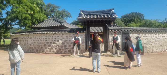 옛날을 생각하며 기념 사진 촬영을 하다.