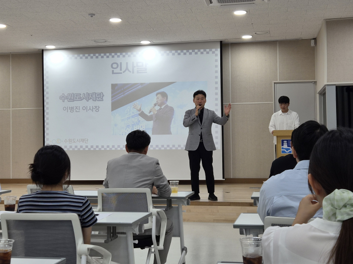 이병진 수원도시재단 이사장이 인사말을 통해 창업가들이 고민을 나누고 서로 힘이 되어주는 교류의 중요성을 전하고 있다.