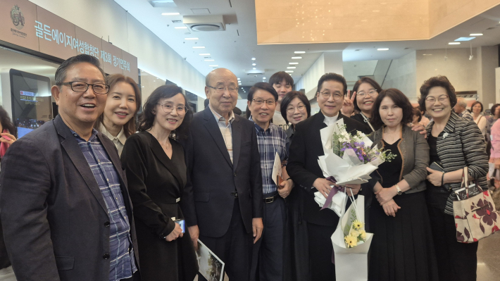 공연 후 축하객들과 기념사진를 남겼다.