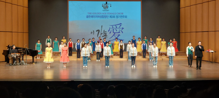 송흥섭 지휘자가 임원진들을 소개하고 있다.