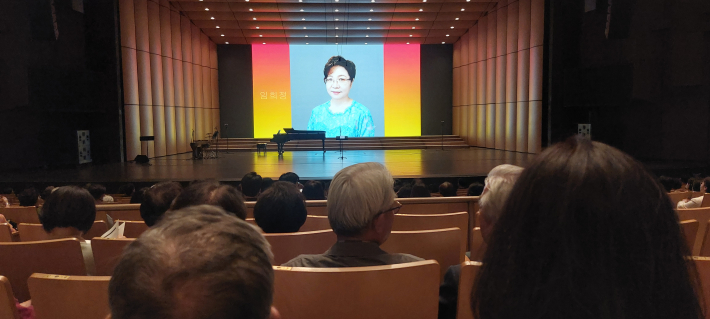 공연 시작 전 합창단원 개개인을 화면을 통해 소개하고 있다.