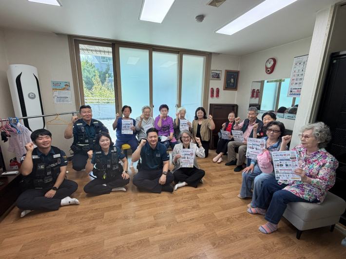 매탄4동 매탄레이크파크(아)경로당에서 산남지구대와 협력하여 보이스피싱 예방교육을 실시하고 있다.