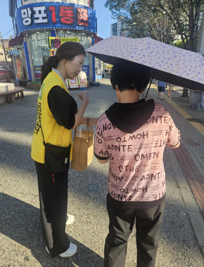 망포1동 이재영 동장은 추석을 대비해 복지사각지대발굴캠페인에 적극 동참하여 주민들의 호응을 유도했다