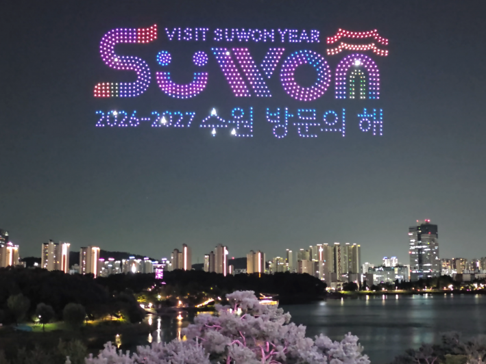 올해는 드론 운용 대수를 대폭 늘려 총 1,000대의 드론이 광교호수공원 상공을 수놓았다.