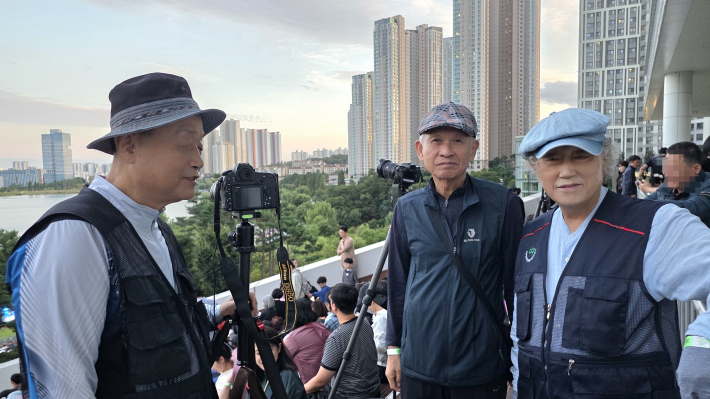 과거 사진동아리 활동을 통해 인연을 맺었던 이성열 씨(왼쪽), 오영근 씨(가운데), 이윤하 씨(오른쪽)를 만나다.