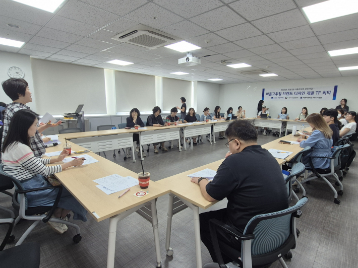 회의 참석자들이 브랜드 디자인 개발 방향을 논의하고 있다.