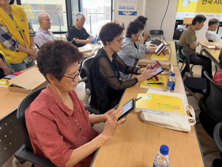 전문 강사와 함께 스마트폰 활용한 교육 실습을 진행 중이다. 