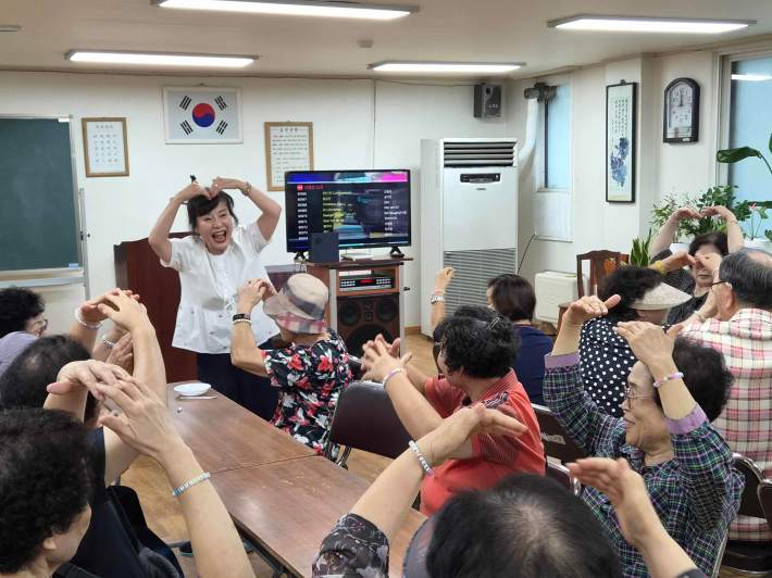 찾아가는 어르신 인지 학습 프로젝트를 통해 경로당 어르신들이 즐거운 시간을 보내고 있다. 