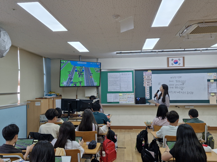 학생들이 가상도시에서 도로명판과 건물번호판을 직접 찾아보는 체험 활동을 하고 있다. 