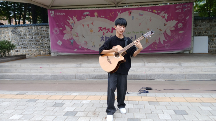 김민재 학생(중3)의 현란한 기타독주 장면