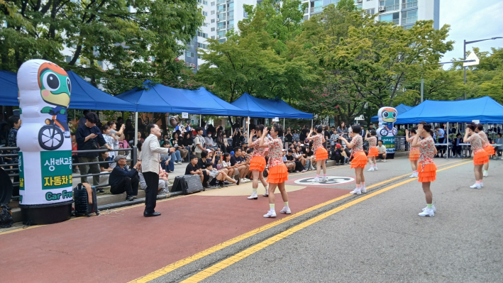 주민자치프로그램인 라인댄스 장면