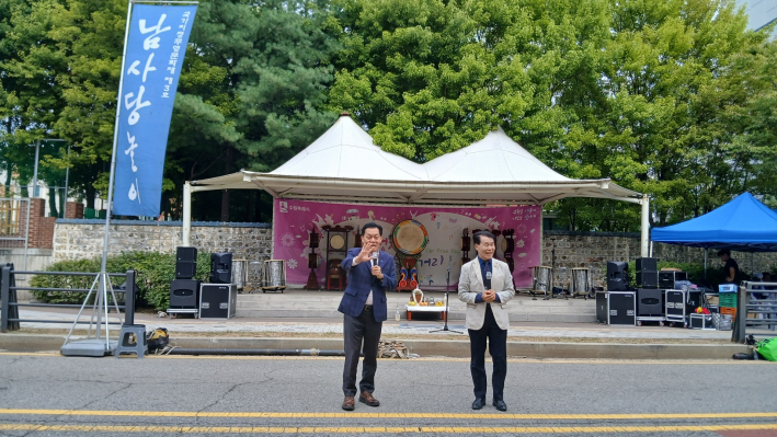인사말하는 이재준 수원시장(좌측)과 사회를 진행하는 허성근 회장(우측)