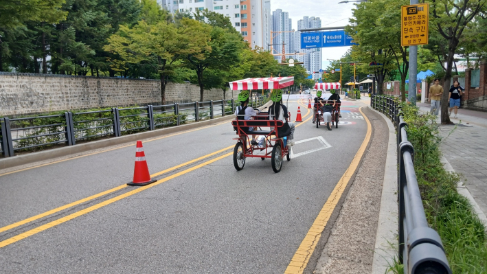 이색자전거 타기체험 장면