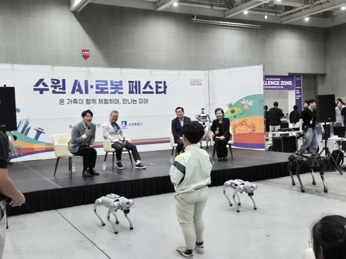 로봇 기술의 미래를 주제로 열린 토론회에서 초등학생이 질문하며 다양한 의견을 나누고 있다.