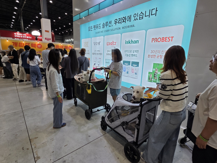 반려견 전용 유모차를 끌고 행사장을 찾은 시민들