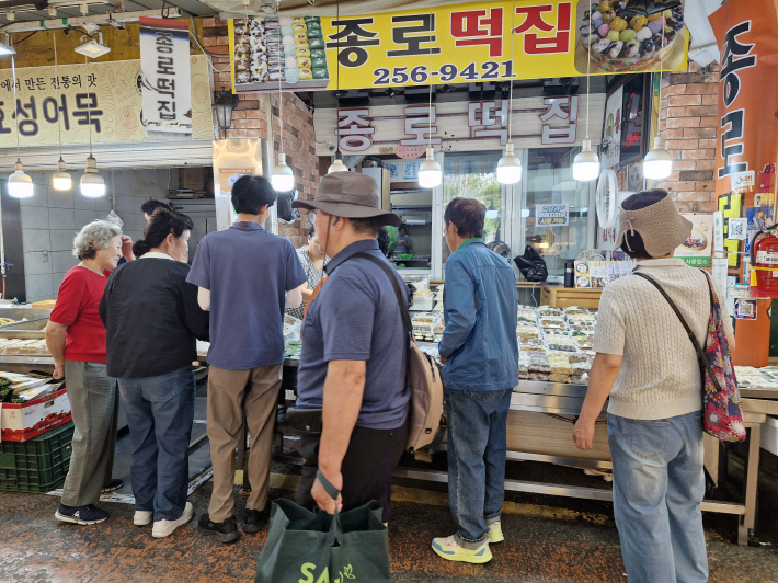 못골종합시장 떡집에 손님들이 송편 등 떡을 사고 있다.