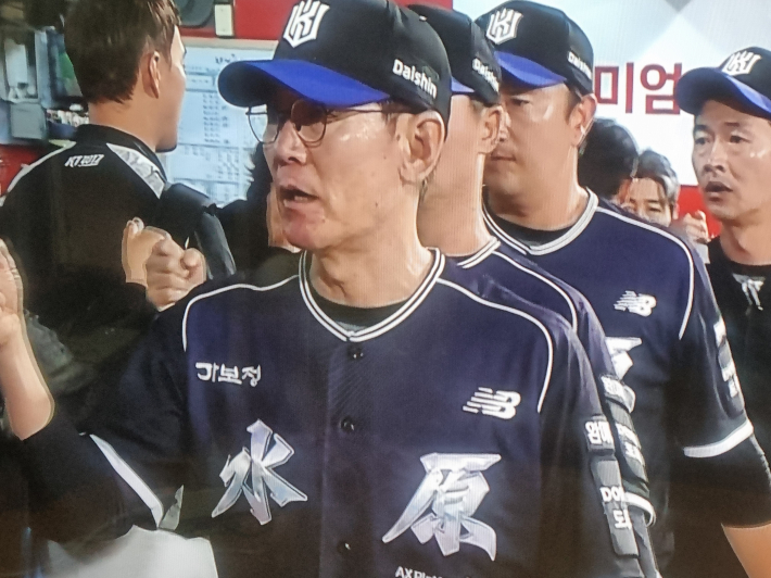 승리의 기쁨을 나누는 선수들과 코치진